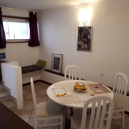 Apartment Apartman Adela Solin